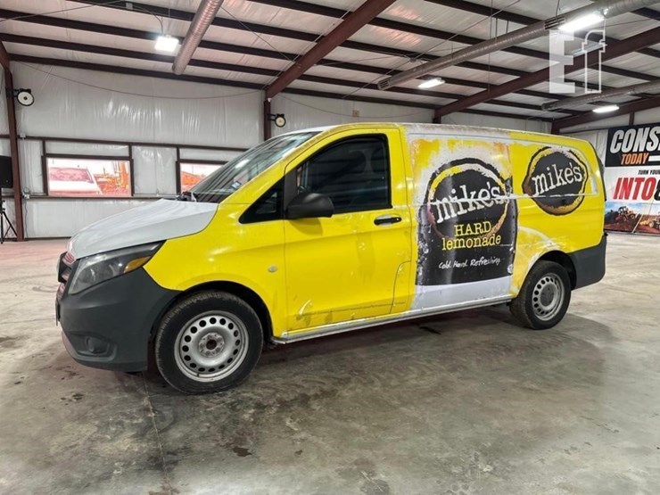 2017-mercedes-benz-metris-image-1