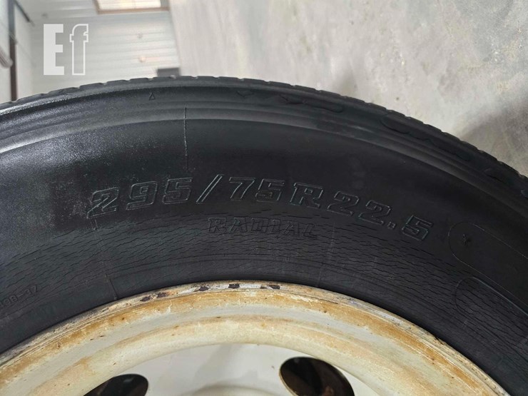 2013-volvo-vnl64t300-image-26