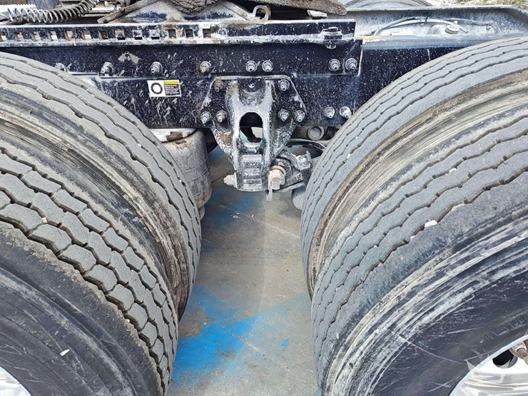 2022-peterbilt-567-t/a-wet-kit-day-cab-truck-tractor-image-30