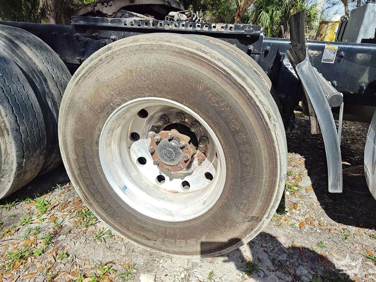 2022-peterbilt-567-t/a-wet-kit-day-cab-truck-tractor-image-43