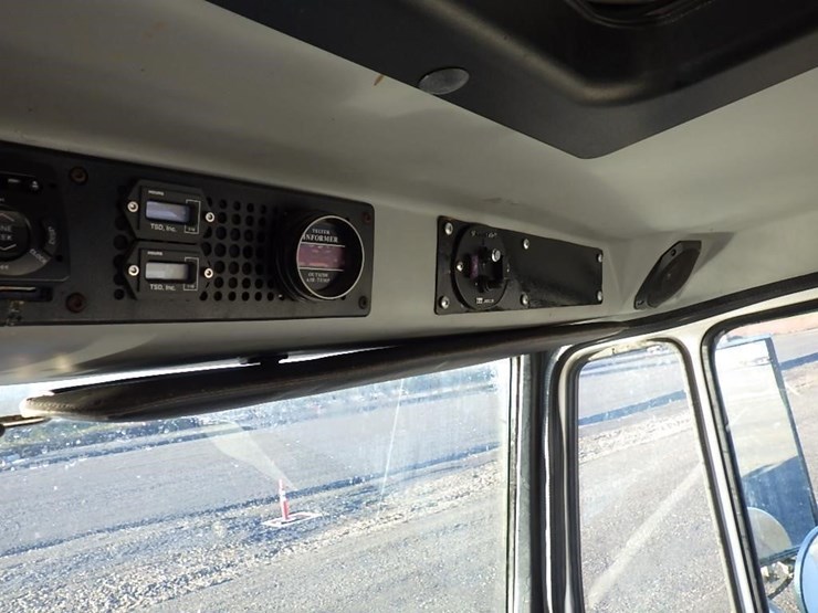 1997-freightliner-fl70-image-34