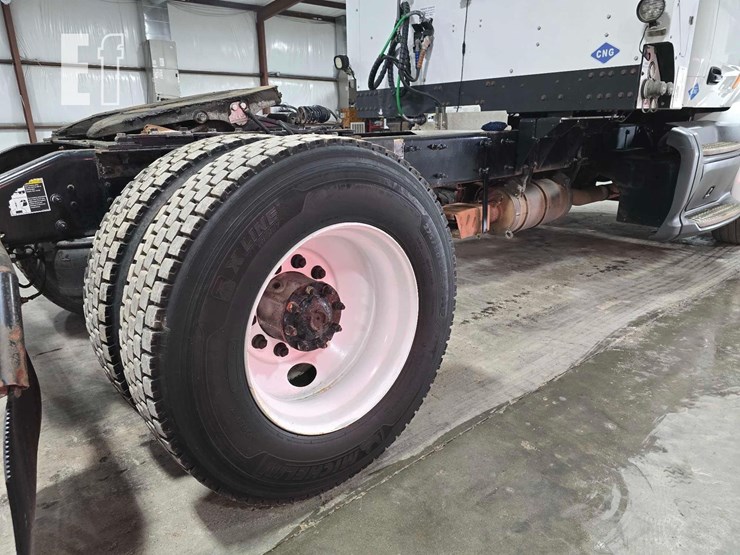 2017-peterbilt-579-image-12