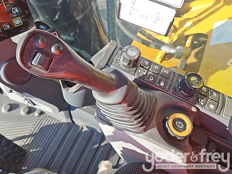 2023-caterpillar-340-image-38