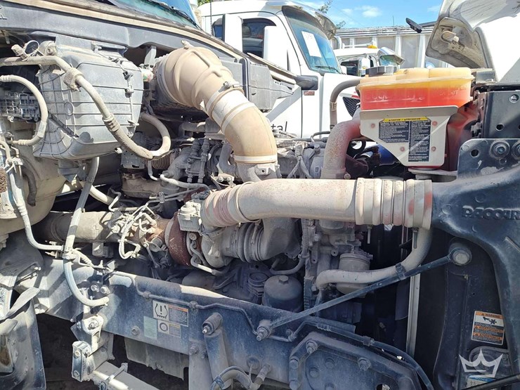 2023-peterbilt-567-t/a-wet-kit-day-cab-truck-tractor-image-11