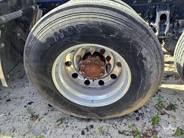 2023-peterbilt-567-t/a-wet-kit-day-cab-truck-tractor-image-45