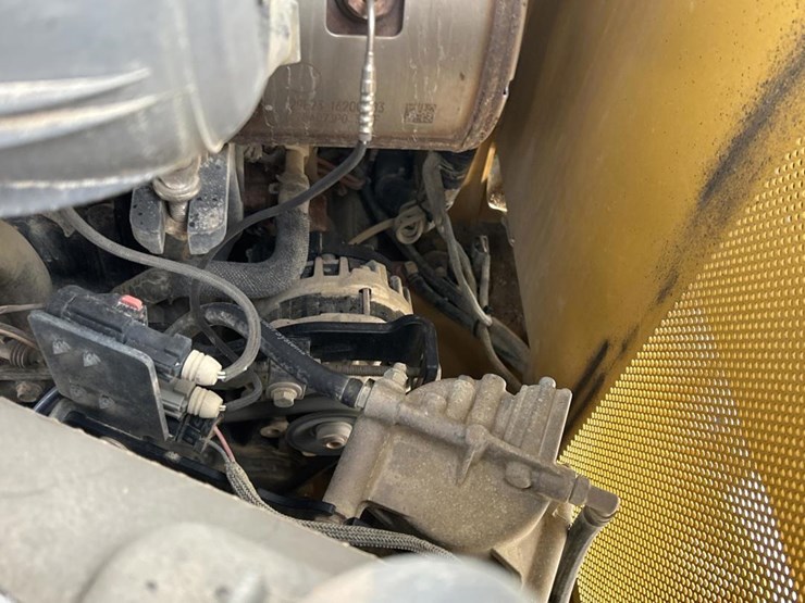 2017-deere-320e-image-31