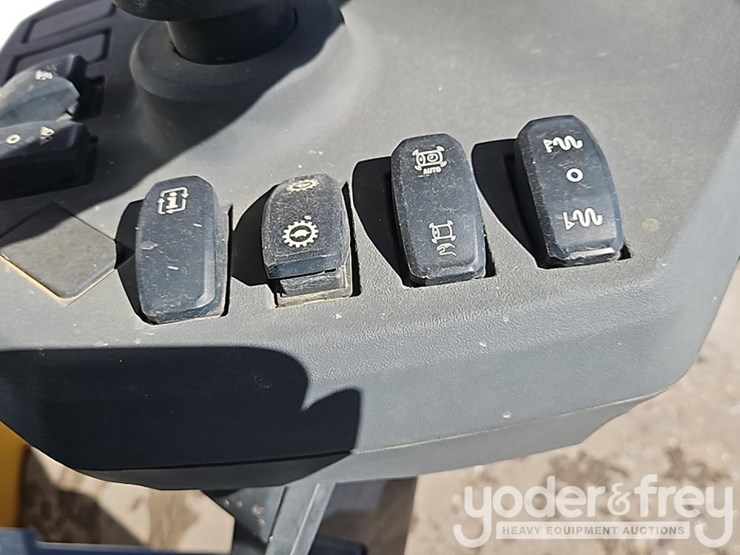 2023-caterpillar-cs10gc-image-23