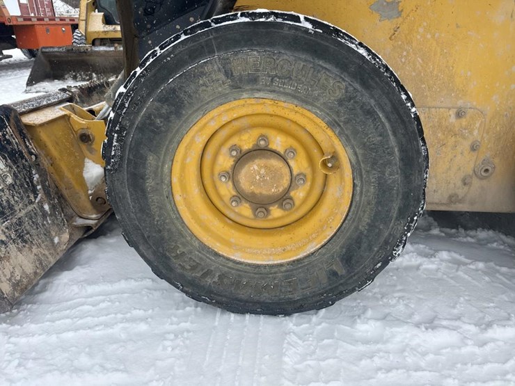 2017-deere-320e-image-46