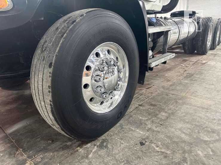 2012-mack-granite-gu813-image-22