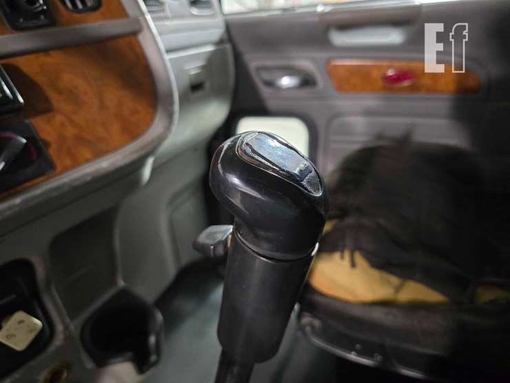 2009-peterbilt-384-image-15