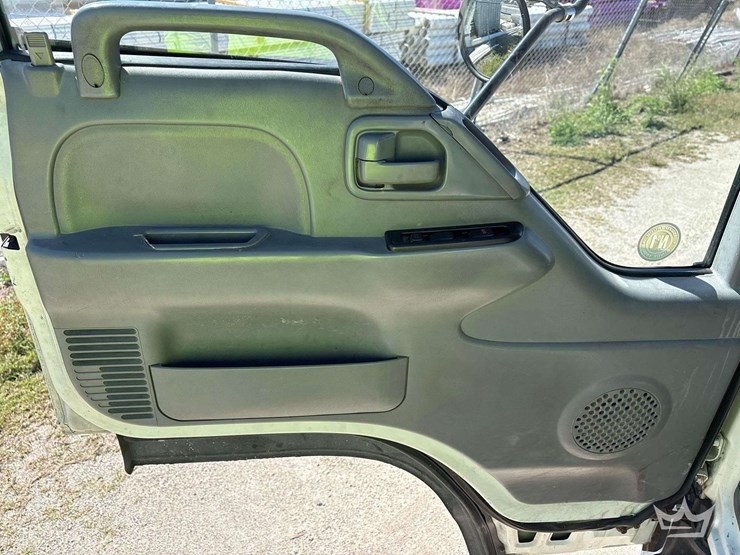 2006-isuzu-npr-image-22