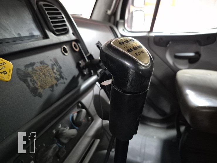 2014-freightliner-business-class-m2-106-image-14