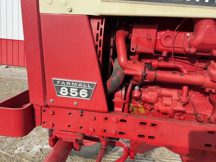 1970-ih-farmall-856-tractor-image-15