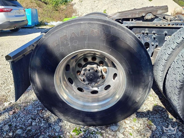 2022-peterbilt-567-image-40