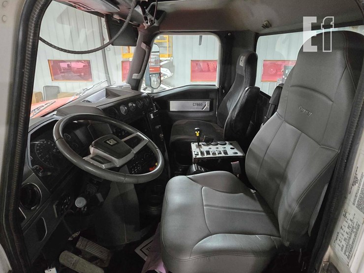 2013-caterpillar-ct660s-image-9