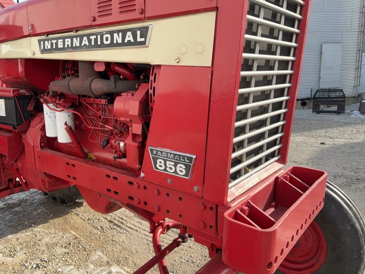 1970-ih-farmall-856-tractor-image-50