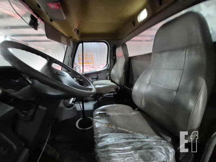 2014-freightliner-business-class-m2-106-image-9