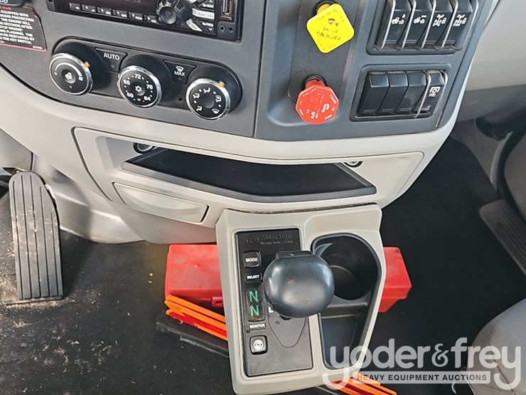 2020-peterbilt-567-image-34