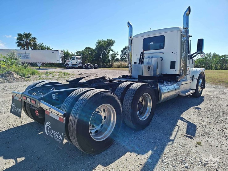 2022-peterbilt-567-image-43