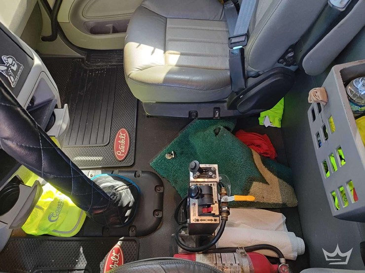 2022-peterbilt-567-image-22