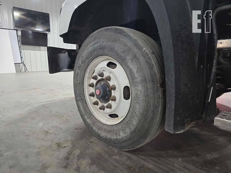 2016-freightliner-114sd-image-31