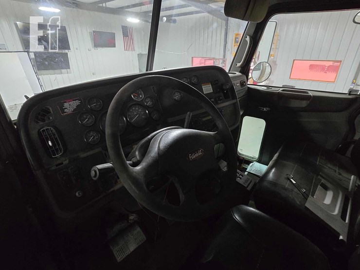2013-peterbilt-365-image-12