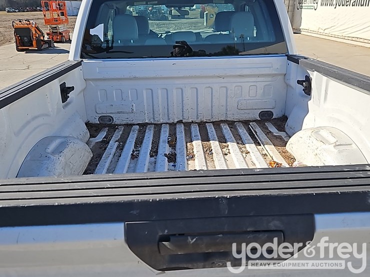 2015-ford-f150-xl-image-16