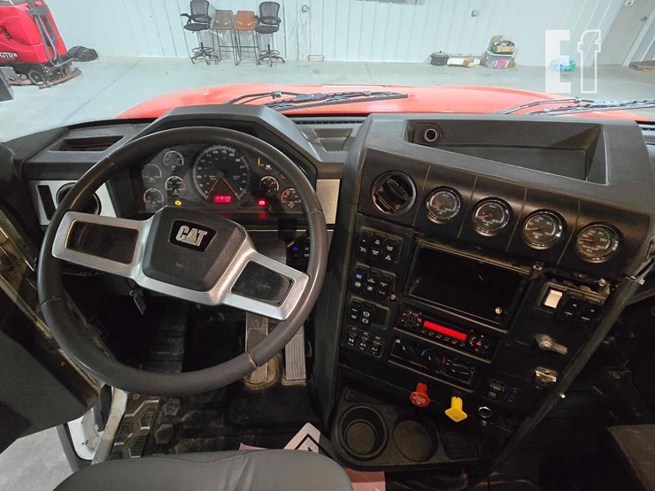 2013-caterpillar-ct660s-image-11