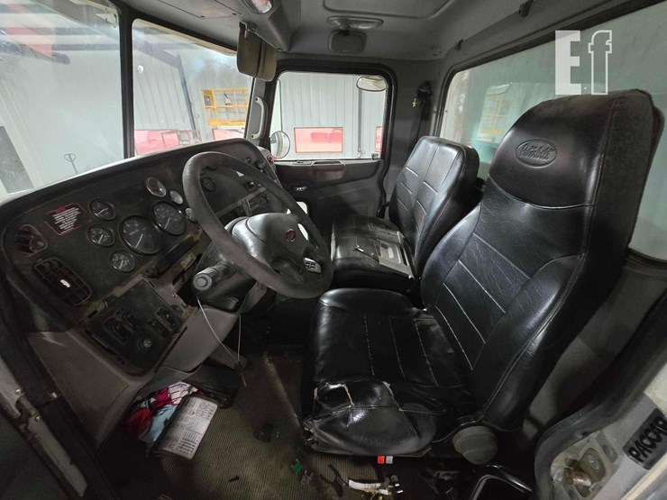 2013-peterbilt-365-image-11