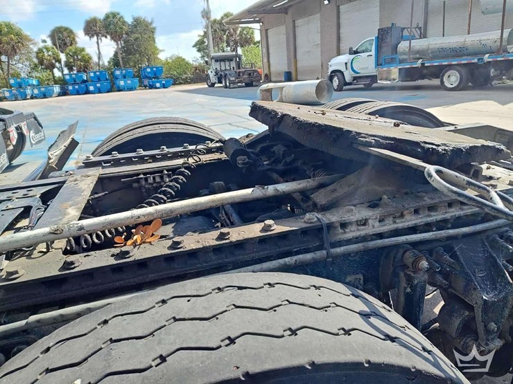 2022-mack-pinnacle-t/a-wet-kit-day-cab-truck-tractor-image-27