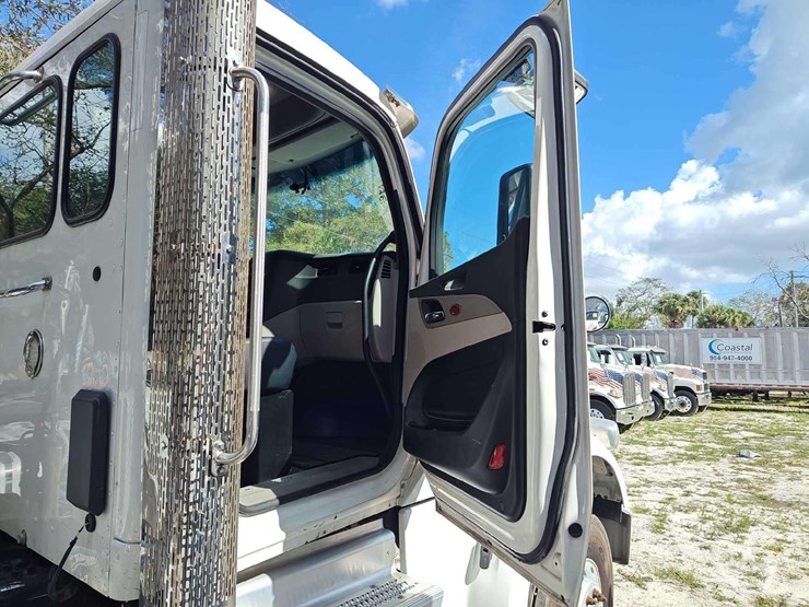 2022-peterbilt-567-t/a-wet-kit-day-cab-truck-tractor-image-40