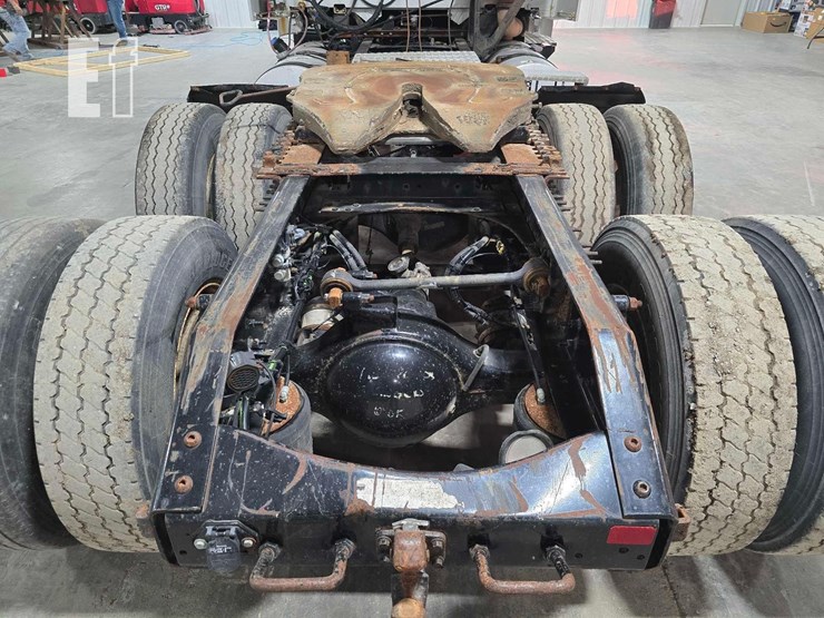 2013-volvo-vnl64t300-image-19