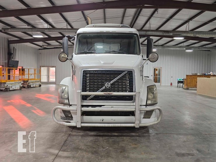 2013-volvo-vnl64t300-image-7