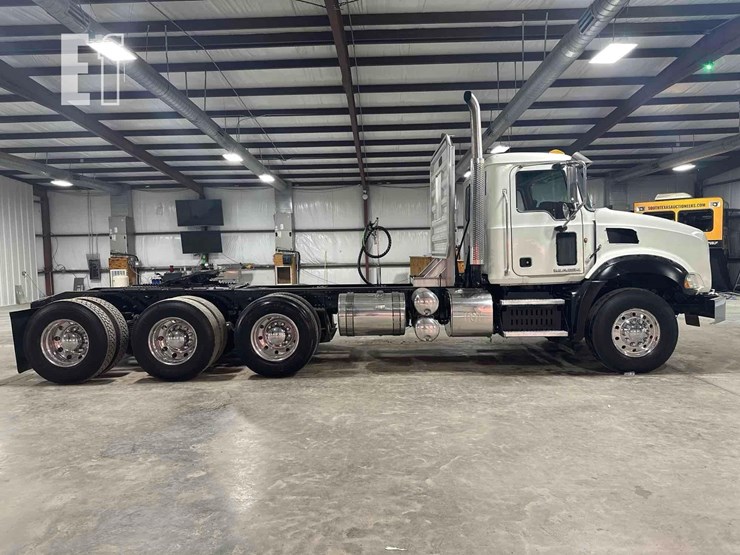 2012-mack-granite-gu813-image-5