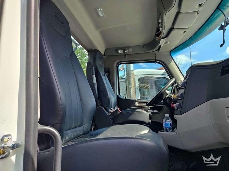 2023-peterbilt-567-t/a-wet-kit-day-cab-truck-tractor-image-31