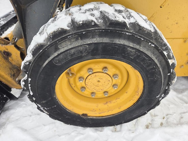 2017-deere-320e-image-36