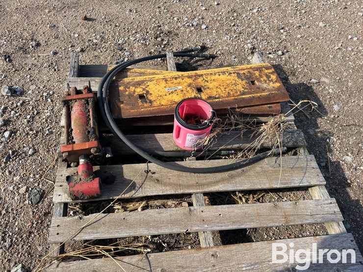 cat-bolt-on-cutting-edge-&-hyd-cylinder-image-6