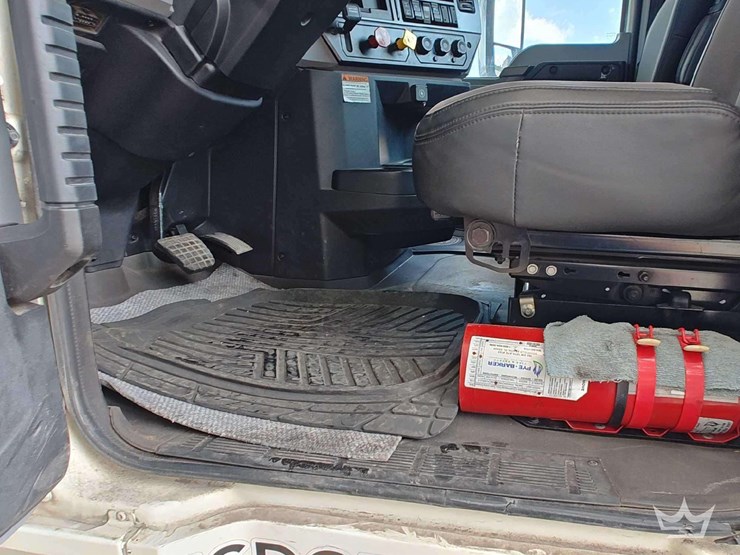 2022-mack-pinnacle-t/a-wet-kit-day-cab-truck-tractor-image-22