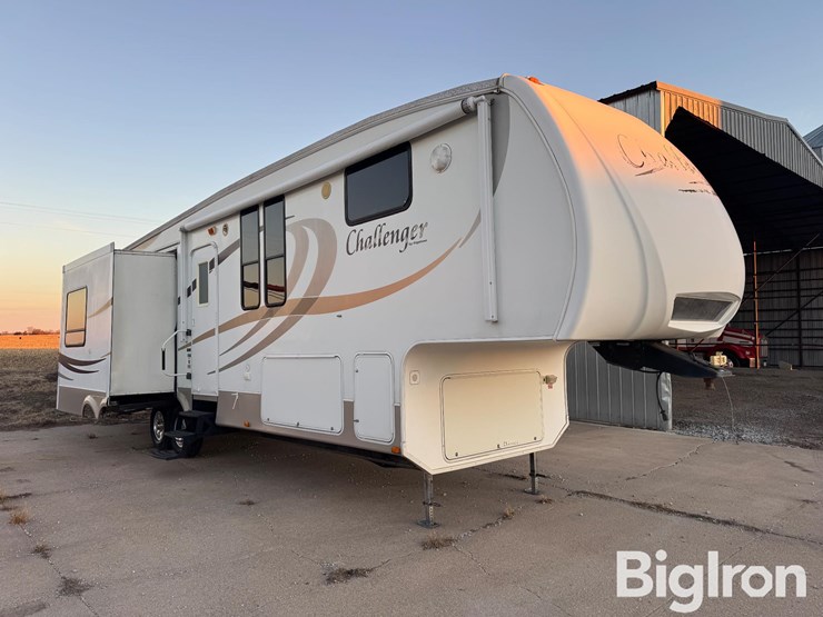 2009-keystone-challenger-32-sat-5th-wheel-camper-trailer-image-3