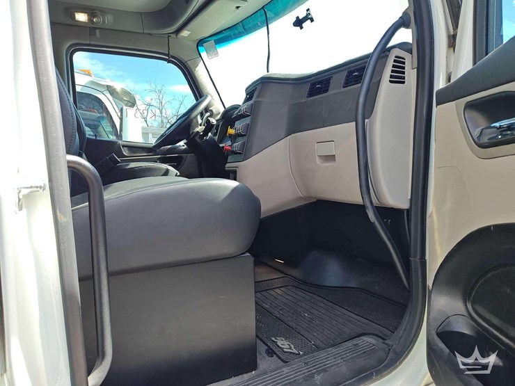 2022-peterbilt-567-t/a-wet-kit-day-cab-truck-tractor-image-22