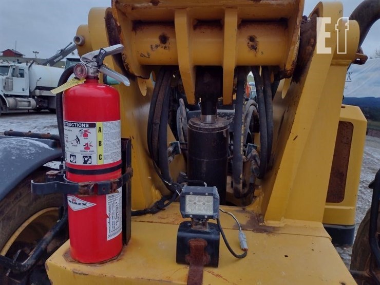 2015-caterpillar-tl1055c-image-25