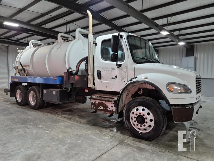 2014-freightliner-business-class-m2-106-image-2