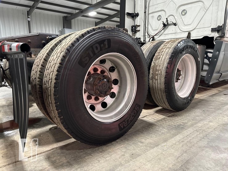 2014-freightliner-cascadia-125-image-33