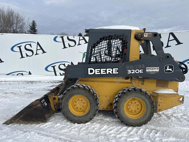 2017-deere-320e-image-2