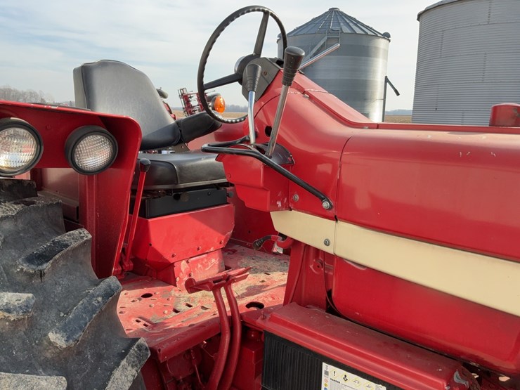 1970-ih-farmall-856-tractor-image-38