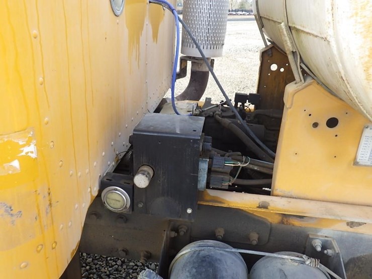 2001-peterbilt-357-image-17