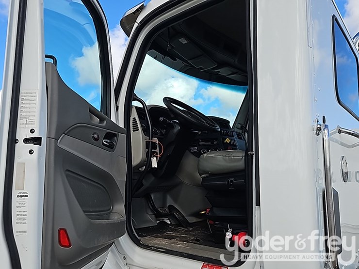 2020-peterbilt-567-image-29