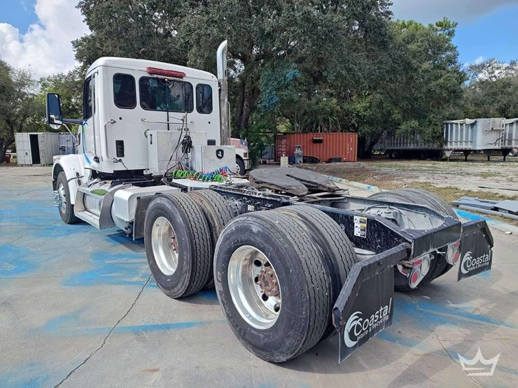 2022-peterbilt-567-t/a-wet-kit-day-cab-truck-tractor-image-4
