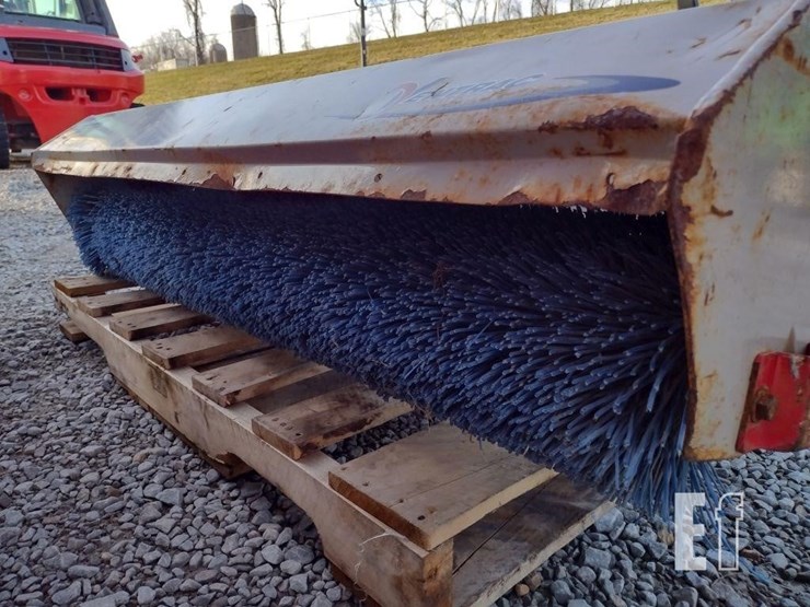 ventrac-3400l-lawn-mower-w/blade-&-broom-image-46