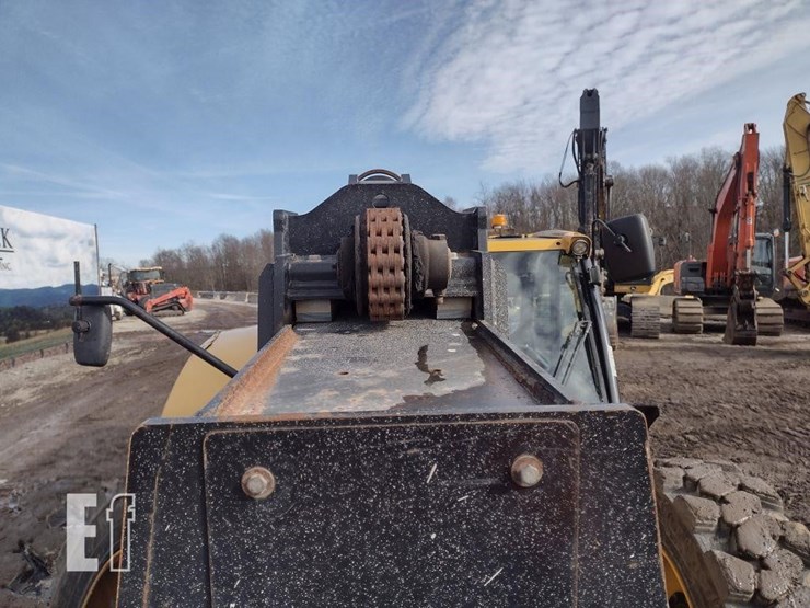 2019-caterpillar-tl1055d-image-16
